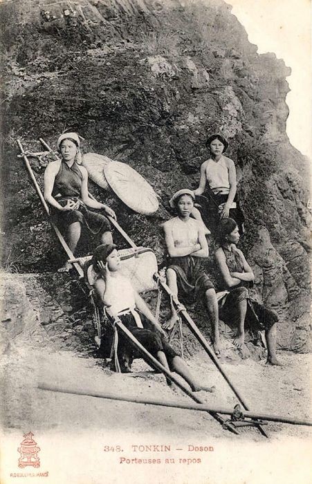 Phụ nữ làm nghề phu kiệu ở Đồ Sơn, Hải Phòng.